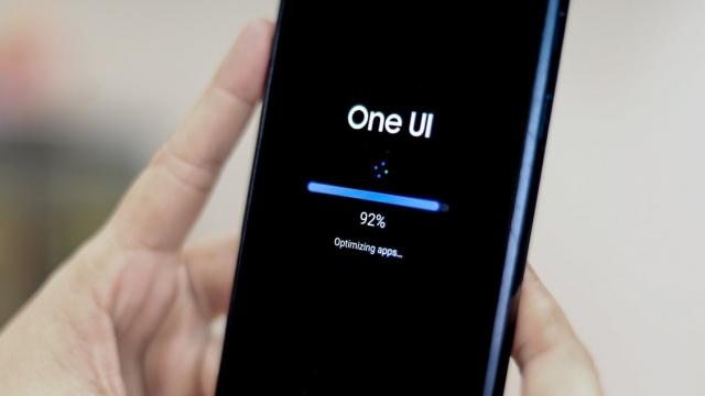 <b>Samsung oprește actualizarea One UI 6.1.1 pentru Galaxy S23 Ultra</b>Samsung a început să ofere actualizarea One UI 6.1.1 pe seria Galaxy S23 pe 16 septembrie, iar acum aflăm că aceasta a venit cu ceva probleme. Se pare că a avut bug-uri pe Galaxy S23 Ultra, iar Samsung a oprit distribuirea acestui update pe modelul Ultra