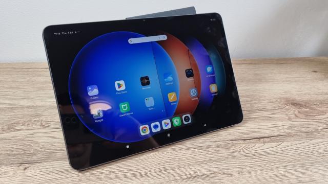 <b>Xiaomi Pad 6S Pro 12.4 review detaliat în limba română (Evaluare Mobilissimo) </b>Am avut ocazia pe parcursul verii lui 2024 să lucrez în deplasare uneori şi nu doar pe laptopuri. Tabletele m-au deservit excelent, pentru că dacă au ecran mare, procesor puternic şi tastatura ataşată, le simt că pe un laptop clasic. Cel puţin