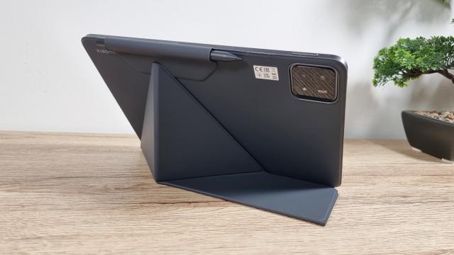 <b>Xiaomi Pad 6S Pro 12.4: Design inspirat, nu vă luaţi după cifre</b>Xiaomi Pad 6S Pro 12.4 vine cu un corp din aluminiu, care pare incredibil de subţire, până arunci o privire peste cifrele rivalilor. În cazul de faţă, tableta măsoară 6.3 mm în talie şi cântăreşte 590 de grame