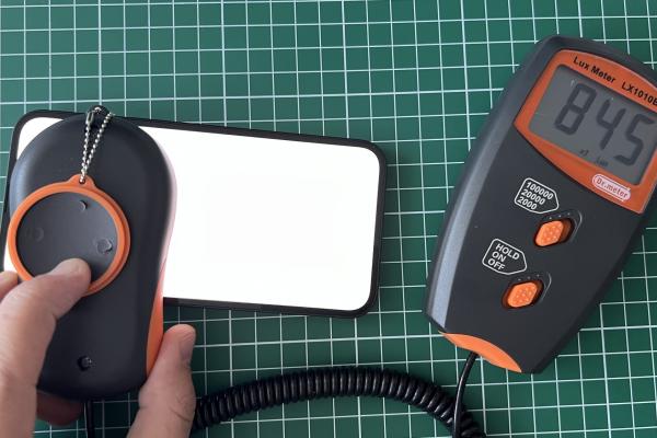 Luminozitate display Apple iPhone 16e