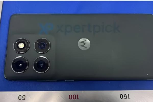 Motorola Edge 60 Pro surprins în fotografii reale; Are ecran super curbat, spate din piele vegană, buton lateral pentru scurtături