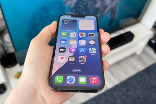 Apple iPhone 16e: iOS 18 la posturi, intuitiv și personalizabil, acces la suita Apple Intelligence