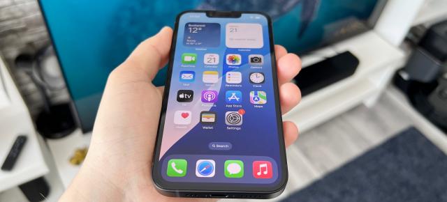 Apple iPhone 16e: iOS 18 la posturi, intuitiv și personalizabil, acces la suita Apple Intelligence