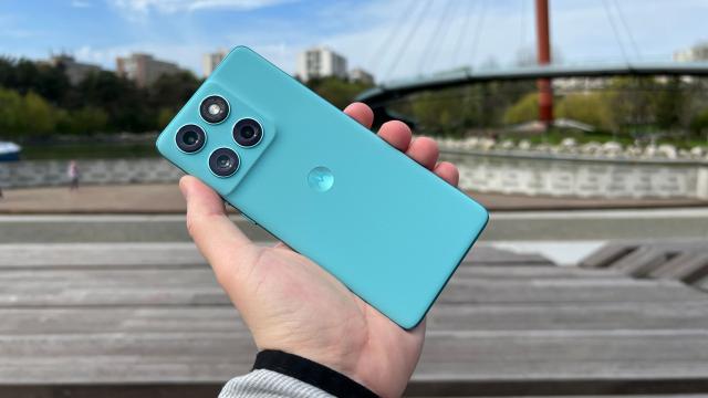 <b>Motorola edge 60 Fusion: Design curbat, ultra rezistent la jeturi de apă, temperaturi, scăpări</b>Motorola edge 60 fusion adopta genul acela de nuanţă, care nu ştii exact dacă e verde sau albastru. Aş înclina mai degrabă spre verde, iar ce avem noi aici se numeşte "Amazonite". Nuanţa aceasta, ca şi restul de 3 sunt