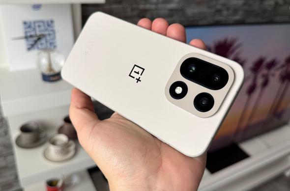 OnePlus 15 - Fotografii Hands-On: OnePlus-15-Design_ (6).jpg