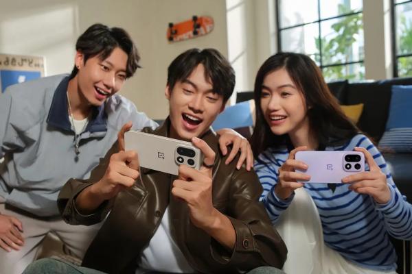 OnePlus 15 ajunge oficial în România, iar la precomanda sa ai 750 lei extra reducere și căști wireless cadou