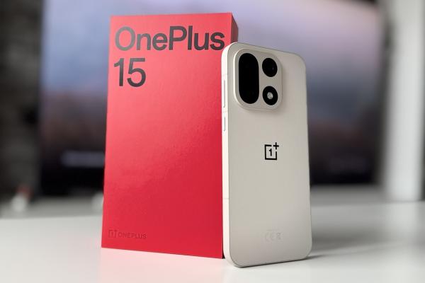 OnePlus 15 unboxing: gaming la 165 FPS, baterie de 7300 mAh şi preţ sub 5000 lei cu voucher