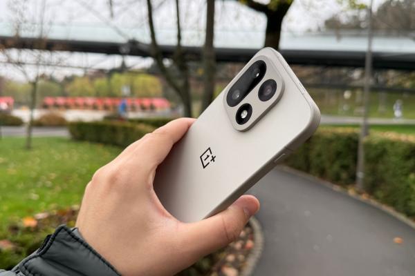 OnePlus 15: Hardware cu cel mai cel Snapdragon al momentului, trece de pragul de 7000 mAh pentru baterie