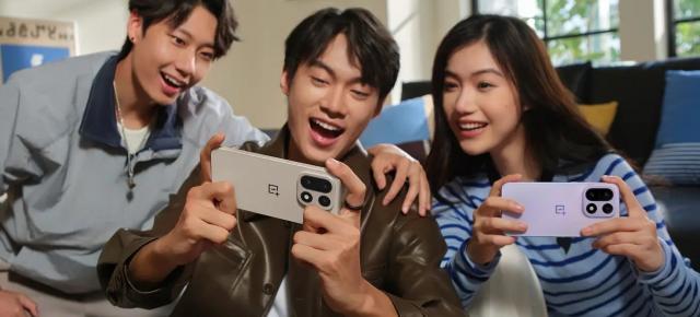 OnePlus 15 ajunge oficial în România, iar la precomanda sa ai 750 lei extra reducere și căști wireless cadou