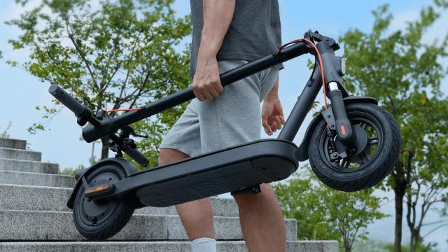 <b>S-au votat regulile pentru trotinete electrice: RCA devine obligatorie, nu mai ai voie cu viteză peste 25 km/h sau fără cască</b>După discuții avute în luna octombrie și o propunere legislativă intens comentată (despre care am scris aici), trotinetele electrice intră oficial într-un regim strict reglementat. Comisia pentru Transporturi din Parlament a adoptat marți un proiect