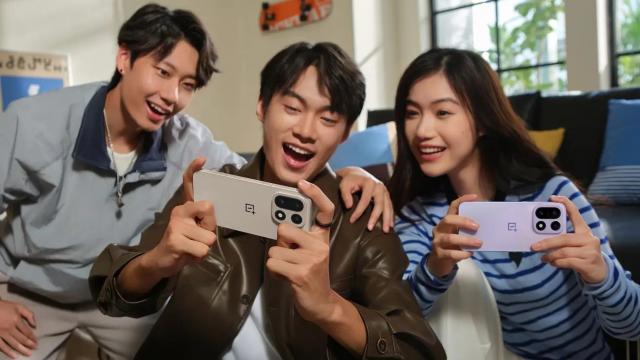 <b>OnePlus 15 ajunge oficial în România, iar la precomanda sa ai 750 lei extra reducere și căști wireless cadou</b>OnePlus a ales o zi ciudată pentru a lansa noul său flagship și anume 13 noiembrie, cu acel 13 pe care mulți îl văd ghinionist. Nu și OnePlus care aduce de astăzi pe piața locală OnePlus 15, un flagship cu mega baterie și pe deasupra și procesor 