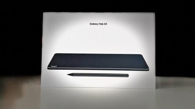 <b>Samsung Galaxy Tab S11 review detaliat în limba română (evaluare Mobilissimo)</b>Dacă toată vara m-am jucat cu pliabile Galaxy, acum e toamnă, e mohorât afară și nu m-aș mai da jos din pat în zilele de weekend, așa că o tabletă fix pe noptieră e tot ce îmi trebuie pentru Netflix direct din plapumă. Cu Samsung Galaxy