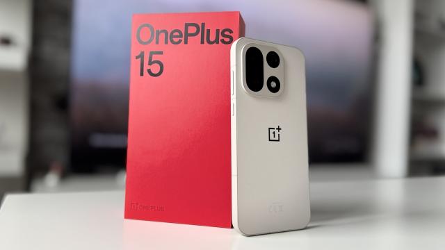 <b>OnePlus 15 unboxing: gaming la 165 FPS, baterie de 7300 mAh şi preţ sub 5000 lei cu voucher</b>OnePlus 15 ar putea fi all rounder-ul finalului de an, în ideea că vine cu un super preţ, chiar dacă are cel mai nou procesor Qualcomm, Snapdragon 8 Elite Gen 5. Când zic cel mai bun preţ, mă refer la 5499 lei, la pachet cu voucher de 750 de lei la debut