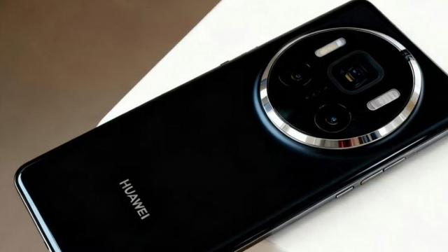 <b>Huawei Mate 80 Pro+ ar include doi senzori telephoto pentru zoom spectaculos; Ce știm despre camera-phone?</b>După cum bine știm, Huawei pregătește debutul seriei de flagship-uri Mate 80 în China. Sub acest lineup vor debuta mai multe modele, dar în lumina reflectoarelor pare că va fi Mate 80 Pro+, camera-phone-ul pregătit de către Huawei