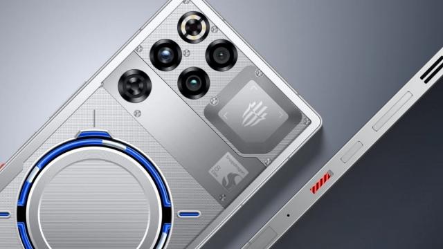 <b>REDMAGIC 11 Pro vine cu ofertă Early Bird; Iată cum îl cumperi mai ieftin și mai devreme decât toți ceilalți</b>Dacă vrei să pui mâna pe REDMAGIC 11 Pro înaintea tuturor și să economisești niște bani, REDMAGIC a lansat o campanie Early Bird. Prin intermediul acestei campanii poți comanda puternicul flagship cu 24 de ore mai devreme decât restul lumii și ai parte