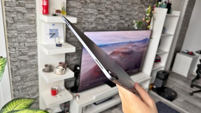 <b>Samsung Galaxy Tab S11 Ultra: Design dus la extrem, doar 5.1 mm de tehnologie și 14 inch de imagine</b>În fiecare an cei de la Samsung împing limitele de grosime pentru tabletele sale și dacă cei 5.4 mm măsurați în talie pentru Galaxy Tab S10 Ultra păreau WOW, acum vine Tab S11 Ultra la doar 5.1 mm și nu doar atât, pentru că printr-o 