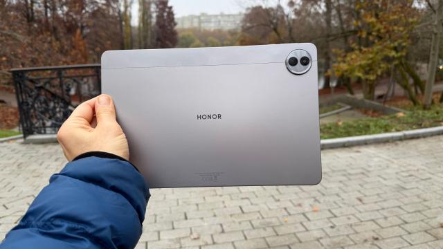 <b>HONOR Pad 10, review detaliat în limba română (evaluare Mobilissimo)</b>În sfârşit o tabletă 5G! În general când o tabletă are o versiune 5G, ea nu ajunge la mine la test, aşa că nici nu o mai verific de slot. Ei bine HONOR Pad 10 nu doar că are şi slot microSD şi slot nano SIM, ci şi o ofertă bună. Varianta 5G vine cu husa c