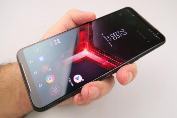 ASUS ROG Phone II: Conectivitate cu extra antene, microfoane, viteza sporită