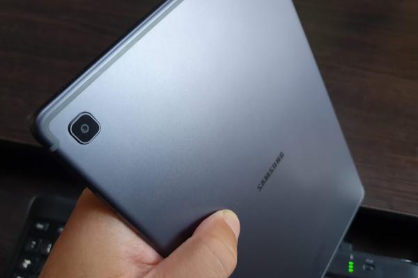 Samsung Galaxy Tab S5e: Camera principală de Galaxy A40 undercover