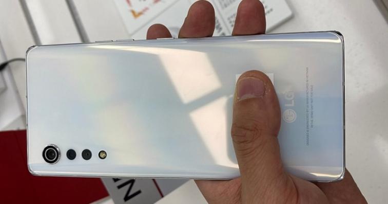 LG Velvet este deja expus în magazinele din Coreea de Sud; Îl vedem într-un video hands-on și aflăm dotările finale