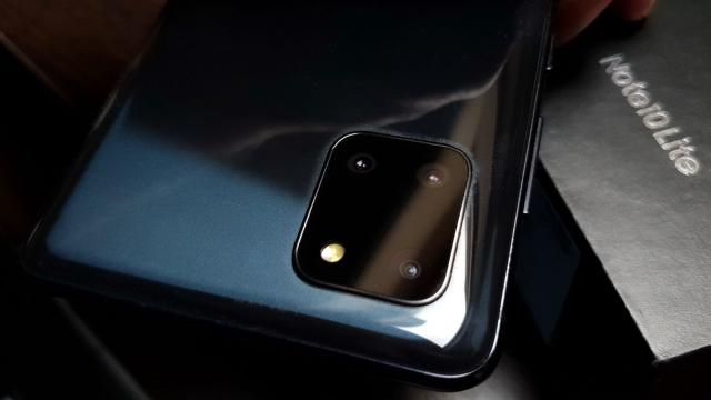 <b>Samsung Galaxy Note 10 Lite Unboxing: telefoanele cu stylus nu trebuie neapărat să fie scumpe... dar nici ieftine nu sunt (Video)</b>Samsung a dominat autoritar piaţa telefoanelor cu stylus încă de la primul Galaxy Note. Rivalii au încercat ceva mutări prin produse mai accesibile că LG Stylo, dar nu au acaparat prea mult din piaţă. În 2020 Samsung atacă zona 