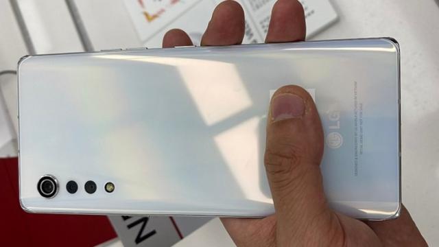 <b>LG Velvet este deja expus în magazinele din Coreea de Sud; Îl vedem într-un video hands-on și aflăm dotările finale</b>Cu toate că se află în pragul lansării, LG Velvet continuă să bifeze leak-uri în online - de această dată sosind imagini și un clip video hands-on cu telefonul care apropo este deja expus în magazinele companiei din Coreea de Sud