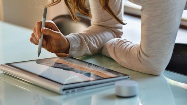 <b>Microsoft Surface Book 3 devine oficial și aduce procesoare Intel Core 10th Gen, grafică NVIDIA de nouă generație și până la 32 GB RAM</b>La mijloc de săptămână iată că cei de la Microsoft ne-au pregătit anunțuri interesante, printre acestea numărându-se și noul laptop Microsoft Surface Book 3 care pune accentul pe upgrade-urile aduse la nivel hardware