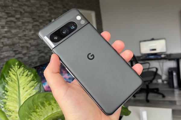 Google Pixel 8 Pro: Design cu nostalgii HTC, masiv, dar manevrabil