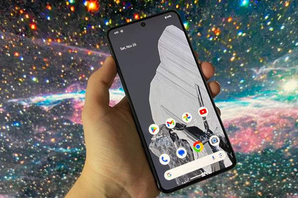 Google Pixel 8 Pro: Display fantasmagoric de luminos, greu de găsit cuvinte pentru el