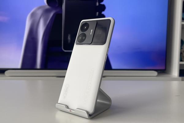realme GT3: Hardware de flagship de final de an 2022, piperat cu nişte noutăţi mici