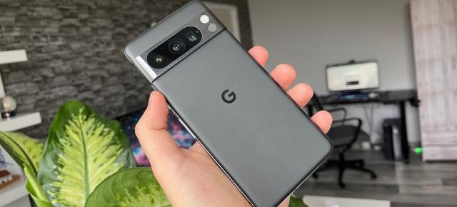 Google Pixel 8 Pro: Design cu nostalgii HTC, masiv, dar manevrabil