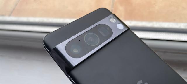 Un cod ascuns dezvăluie planurile Google de a transforma un senzor de pe Pixel 8 Pro într-un instrument de sănătate personal