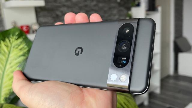 <b>Google Pixel 8 Pro review detaliat în limba română (Evaluare Mobilissimo)</b>Google Pixel 8 Pro a sosit pe ultima sută de metri la Mobilissimo şi cred că pot spune cu mâna pe inimă că e ultimul flagship pe care îl testăm pe anul ăsta. Gata cu cele Apple, Samsung, Huawei, OnePlus, Honor, OPPO, vivo, realme. Culmea