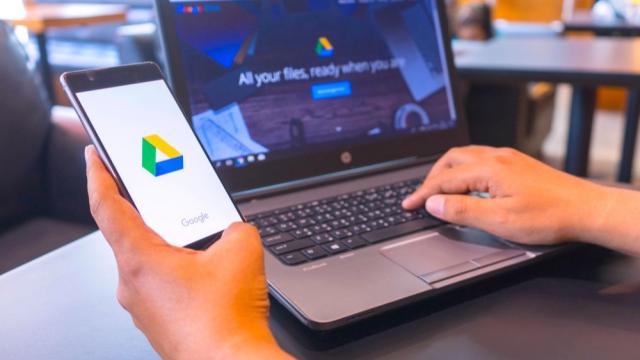 <b>Google Drive a pierdut datele unor utilizatori; Fişiere de după mai 2023 nu mai apar</b>A trecut ceva vreme de când o companie mare n-a mai făcut o boacănă cu datele utilizatorilor. Fie un hack, un ransomware sau o scăpare. Acum Google e luată în colimator după ce Google Drive a pierdut datele unor utilizatori. 