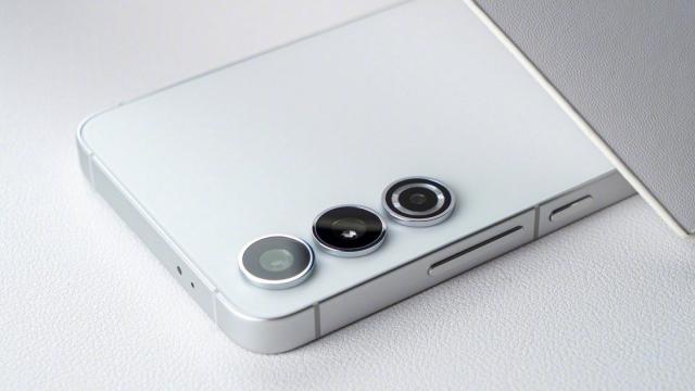 <b>Samsung Galaxy S24+ apare în GeekBench 6; Performanța lui Exynos 2400 nu e rea!</b>Smartphone-urile din seria Galaxy S24 de la Samsung ar sosi undeva în luna ianuarie a anului viitor, astfel că nu a mai rămas mult până la debut. E normal să apară din ce în ce mai multe scăpări acum și personal mă aștept să vedem chiar fotografii