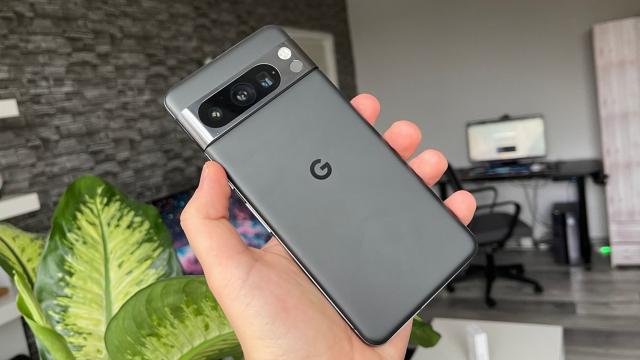 <b>Google Pixel 8 Pro: Design cu nostalgii HTC, masiv, dar manevrabil</b>Cu ochii închişi şi doar pe pipăite, îl identifici pe Google Pixel 8 Pro ca moştenitor de limbaj de design HTC. Nu ştiu dacă ştiţi, dar echipa din spatele Pixel include oameni preluaţi de Google de la HTC. Are "ceva" din construcţia unui HTC Touch HD