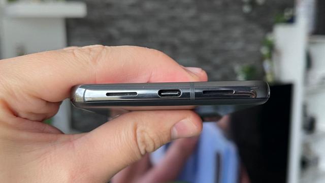 <b>Google Pixel 8 Pro: Acustică stereo fără artificii</b>Google Pixel 8 Pro vine ca şi predecesorul său, cu difuzoare stereo, unul jos şi unul sus, adică earpiece-ul de convorbiri. Nu are jack audio, lăsat în urmă ca un vestigiu, iar în setări găsim opţiuni precum Adaptive Sound, care foloseşte microfonul