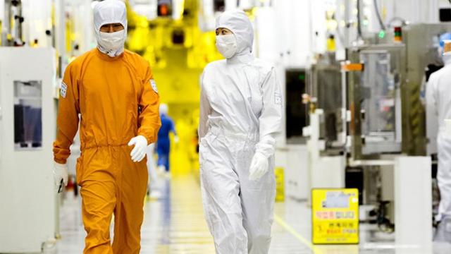 <b>Viitorul Snapdragon în mâinile Samsung și TSMC; Cine va câștiga producția Gen 5?</b>Samsung se află într-o competiție acerbă cu TSMC pentru a câștiga contractul de producție al viitorului chipset Snapdragon 8 Gen 5. Aceasta vine după ce Qualcomm a ales să lucreze exclusiv cu TSMC pentru producția Snapdragon 8 Gen 4, un proces de..