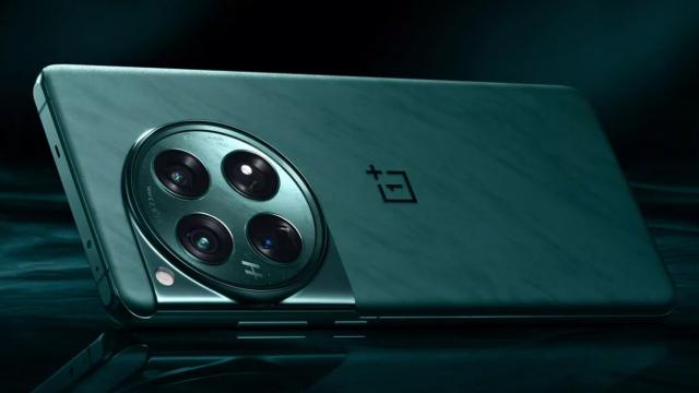 <b>OnePlus 12 are dezvăluite ultimele detalii înainte de lansare; Revine încărcarea wireless, avem baterie de 5400 mAh și certificare IP</b>Ziua de 5 decembrie este încercuită în calendar drept ziua lansării lui OnePlus 12, flagship care în primă fază va fi lansat doar pe piața din China, urmând ca din ianuarie 2024 să debuteze și global. În pragul anunțului avem dezvăluite 
