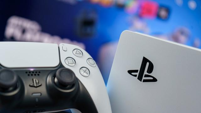 <b>Preț și disponibilitate Sony PlayStation 5 Slim în România</b>În pragul lansării celui mai așteptat joc al deceniului și anume Grand Theft Auto VI, poate că vrei să te echipezi și cu o consolă next-gen gata să ruleze titlul Rockstar Games la grafică de top, iar aici includem și PlayStation 5. Din această