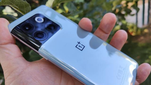 <b>OnePlus 10T și OnePlus 11R primesc acum actualizarea stabilă la Android 14; Ce e nou?</b>La finalul lunii noiembrie sosea oficial Android 14 pentru flagship-ul OnePlus 11. Săptămâna trecută noul release software a ajuns pe OnePlus 10 Pro, iar azi aflăm că actualizarea se livrează pe modele ceva mai accesibile precum OnePlus 10T și OnePlus 10R