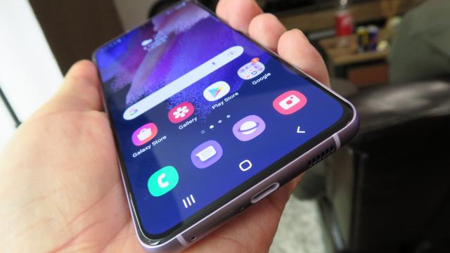 <b>Android 14 ajunge pe noi dispozitive Samsung: Galaxy S21 FE, A52s, A33 și pe tableta Galaxy Tab S9 FE</b>Samsung trebuie să fie compania care a reușit să își actualizeze cel mai rapid o mulțime de telefoane din portofoliu la Android 14, proces de update ce continuă astăzi, moment în care One UI 6.0 ajunge pe Galaxy S21 FE, Galaxy A52s