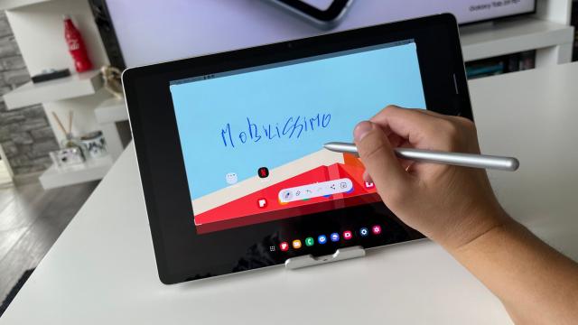 <b>Samsung Galaxy Tab S9 FE+: Display mare și luminos, dar nu AMOLED ca flagship-ul Tab S9</b>Dacă vrei o tabletă mare pe care să consumi video dar nu ai buget de aprox. 5000 lei pentru a achiziționa un Galaxy Tab S9+, atunci te vei uita asupra modelului Samsung Galaxy Tab S9 FE+, care se vinde la debut pentru aproximativ 3500 lei