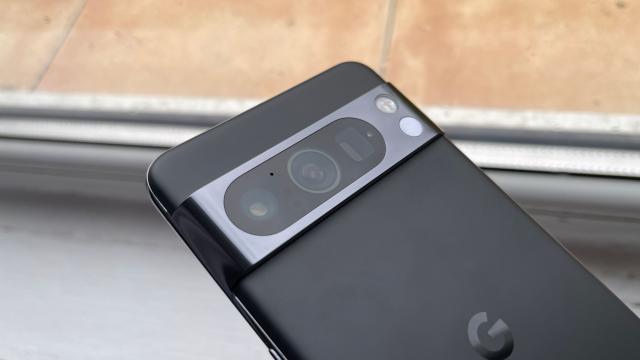 <b>Un cod ascuns dezvăluie planurile Google de a transforma un senzor de pe Pixel 8 Pro într-un instrument de sănătate personal</b>La prima vedere, includerea unui senzor de temperatură pe Pixel 8 Pro a părut o alegere neobișnuită. Totuși, lucrurile încep să capete sens datorită unei cereri în curs de aprobare de către FDA, care ar permite Google să promoveze această caracteristică..