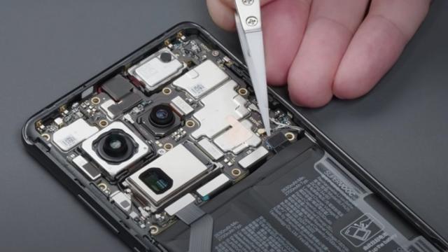 <b>Cât costă repararea lui OnePlus 12? Prețurile pentru componentele sale sunt dezvăluite</b>Recent OnePlus a lansat două smartphone-uri interesante. Prima dată a sosit OnePlus Open, un prim model pliabil foarte interesant care a primit chiar o recenzie detaliată din partea noastră. A sosit și flagship-ul cu design mai „convențional” OnePlus 12