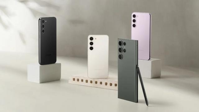 <b>Cât vor costa flagship-urile din seria Galaxy S24? Aparent Samsung nu va majora sumele de comercializare</b>Samsung urmează să lanseze în luna ianuarie noua serie de telefoane Galaxy S24. Au avut parte de multe leak-uri de-a lungul timpului, dar azi aflăm cât ar costa noile modele. Se pare că producătorul sud-coreean plănuiește să ofere noile modele la prețuri 
