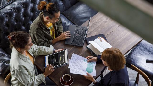 <b>Revigorarea segmentului de business cu AI: Lenovo lansează noile ThinkPad și IdeaPad; Procesor Intel Core Ultra și inovații de top</b>Lenovo, în pragul CES 2024, anunță lansarea unei game noi de laptopuri ThinkPad și IdeaPad, echipate cu procesoare Intel Core Ultra, care promit să redefinească experiența de computing cu funcționalități AI avansate. Această nouă serie, compusă din..
