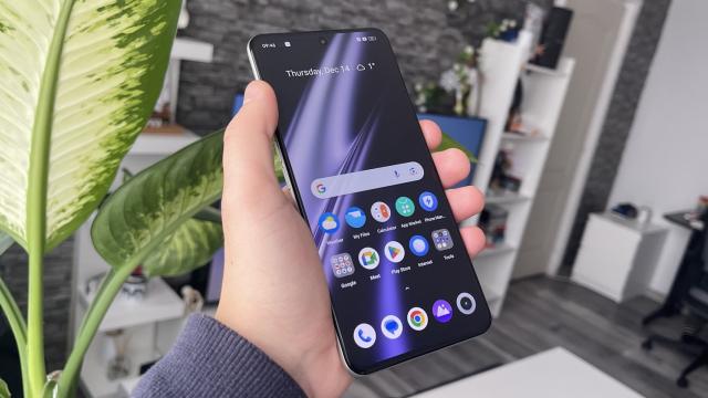 <b>realme GT3: Display pregătit pentru jocuri, Netflix, toate cele</b>realme GT3 foloseşte un display de 6.74 inch, un panou AMOLED, cu rezoluţie de 2772 x 1240 de pixeli. Ajunge până la 1400 de nits de luminozitate, oferă refresh rate de 144 Hz, întărind convingerea mea că avem de-a face aici cu un telefon de gaming