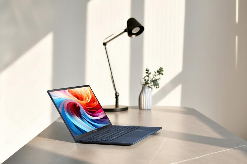 ASUS Zenbook 14 OLED (UX3405): zenbook_14_oled_ux3405_scenario_photo_04.jpg
