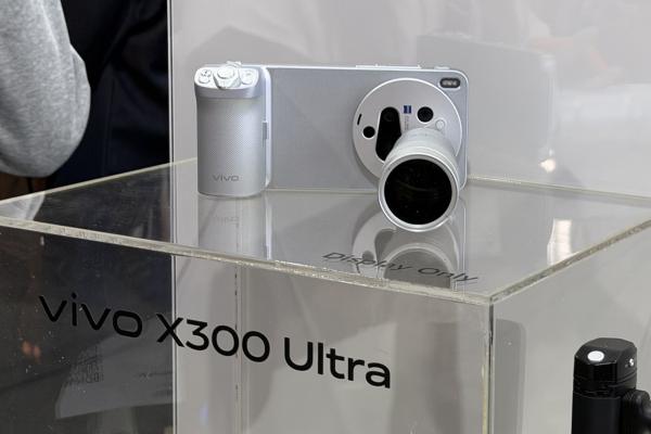 Turul standului vivo de la MWC 2026: Camera-phone-ul vivo X300 Ultra prezentat în premeiră, alături de alte telefoane, tablete și casca AR / XR vivo Vision